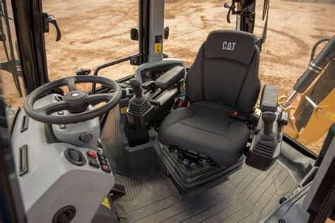 wnętrze kabiny Cat 432 z ergonomicznymi elementami sterowania i wyświetlaczem