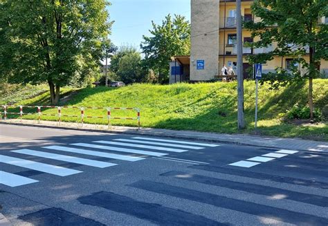 zdjęcie ciężarówki i przejścia dla pieszych w mieście