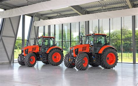 Zdjęcie flagowego ciągnika Kubota M7004 z wyróżnionymi elementami technologii ISOBUS