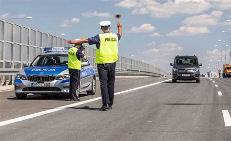 Zdjęcie przedstawiające kontrolę drogową pojazdu rolniczego