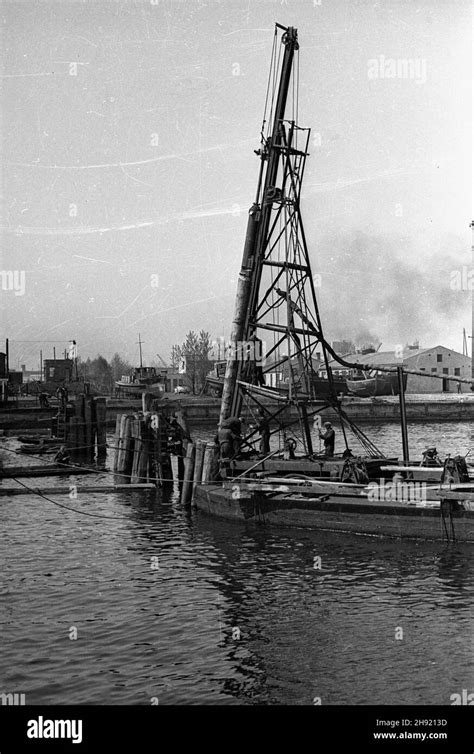 Historical illustration of an early pile driver (kafar) in action.