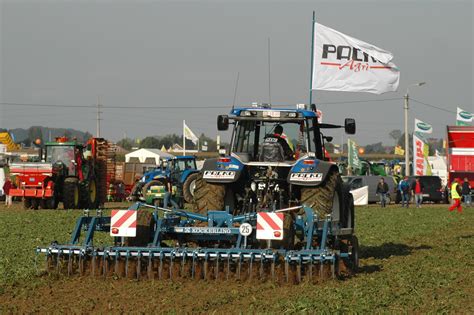 Siewnik Polonez podczas pracy na polu uprawnym