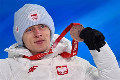 Młody Simon Ammann w okularach i długim płaszczu podczas Igrzysk Olimpijskich w Salt Lake City