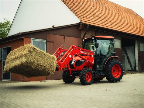 Zestawienie różnych serii ciągników Kioti w pracy polowej
