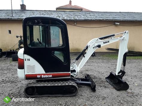 Zdjęcie minikoparki Bobcat 320 z widocznymi przewodami hydraulicznymi i elementami układu