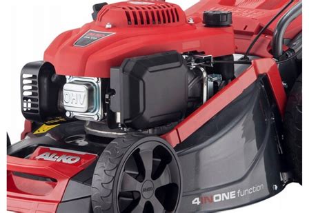 Thematyczne zdjęcie kosiarki spalinowej AL-KO Premium 470 SP-A w akcji na trawniku