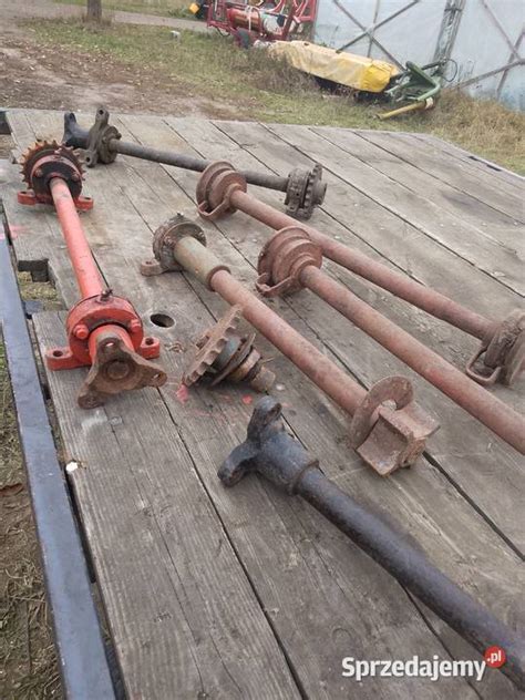 Zdjęcie przedstawiające mechanizm podczepiania rozrzutnika do ciągnika