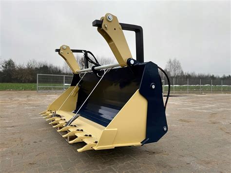 Zdjęcie siłownika hydraulicznego łyżki skarpowej z widocznymi uszczelnieniami