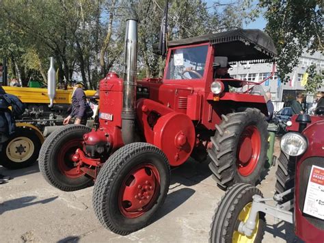 Zdjęcie historycznego ciągnika T-16M w Bułgarii