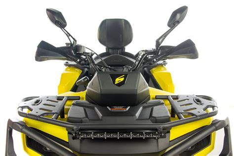 Quad z wyposażeniem do prac rolniczych