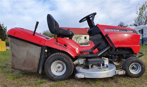 Infografika przedstawiająca najważniejsze cechy techniczne traktorka Honda 2218