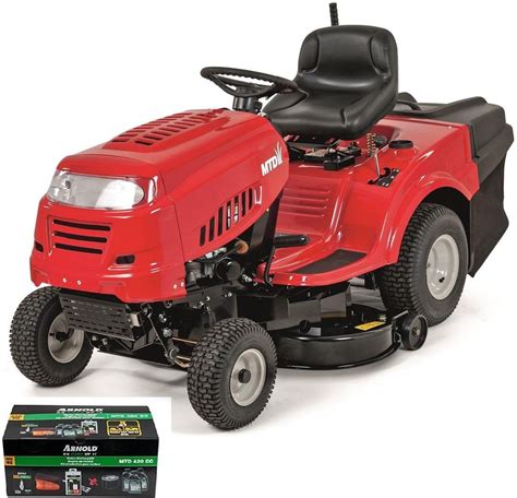 Traktor ogrodowy MTD podczas pracy na trawniku