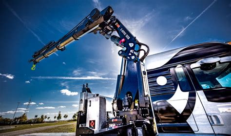 Zdjęcie historycznego żurawia HIAB 193 obok nowoczesnego HIAB eX 162HiPro na Targach Poleco 2024