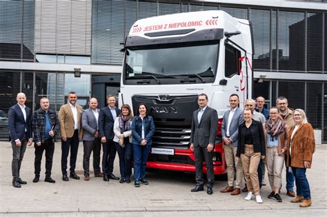 Zdjęcie grupowe uczestników spotkania w fabryce MAN Trucks
