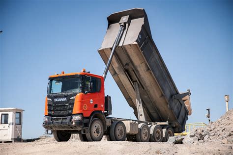Scania R620 XT 8×4/4 V8 w barwach wojskowych