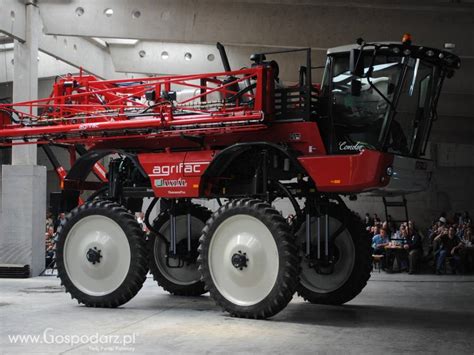 Opryskiwacz samojezdny Agrifac w akcji na polu
