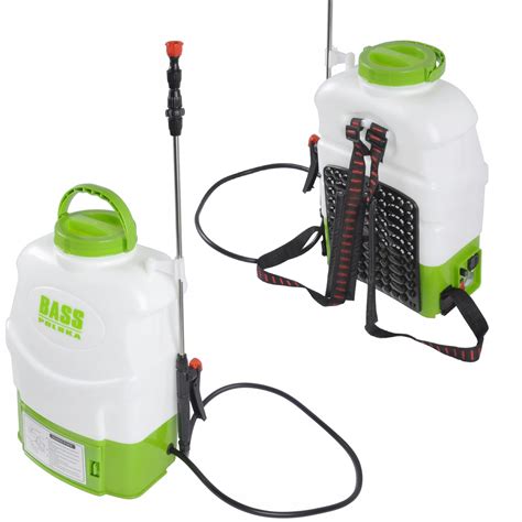 Tematyczne zdjęcie opryskiwacza akumulatorowego Sprayer 16L w użyciu w ogrodzie lub na plantacji