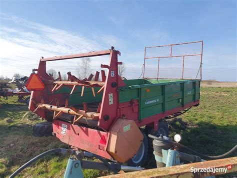 Rozrzutnik obornika Pol-Mot Warfama N-266 z widoczną drewnianą konstrukcją burt i adapterem