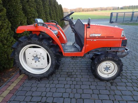 Mini traktor z osprzętem na polu