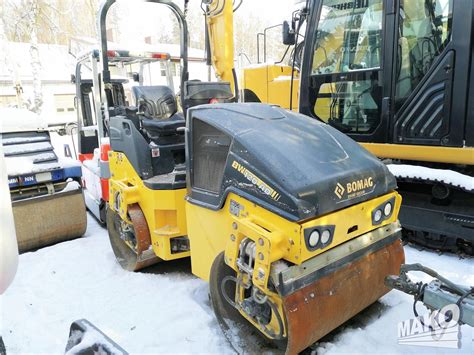Walec tandemowy BOMAG BW 120 AD podczas pracy na placu budowy