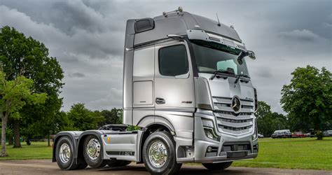 Mercedes Actros MP4 - widok z boku, opływowa linia nadwozia