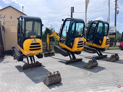 Widok na podwozie minikoparki JCB 8018 z uwzględnieniem gąsienic i lemiesza