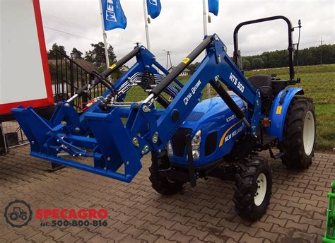 Nowoczesny ładowacz czołowy z osprzętem, zamontowany na ciągniku rolniczym