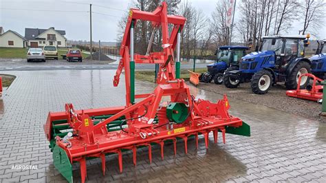 brona wirnikowa z widocznymi deflektorami bocznymi w pracy