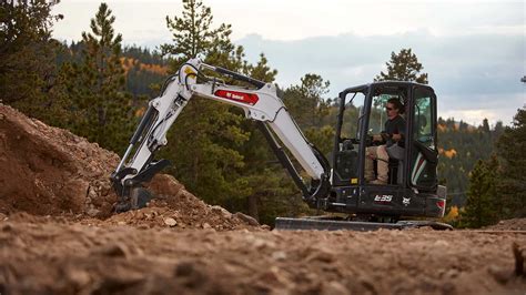 Tematyczne zdjęcie minikoparki Bobcat E35 w akcji