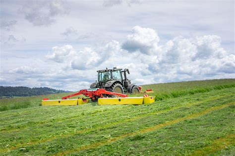 Thematic photo of Pöttinger Novacat disc mower in the field