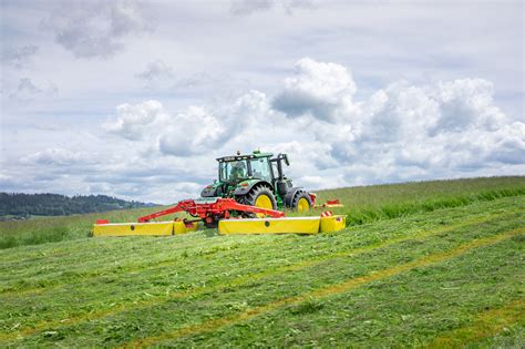 Infographic of Pöttinger Novacat cutter bar with optimized crop flow
