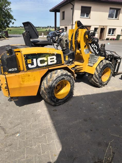 Miniładowarka JCB w różnych zastosowaniach z różnym osprzętem