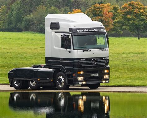Zdjęcie przedstawiające model Mercedes-Benz Actros MP1 na tle wystawy targowej, z widocznym profilowaniem kabiny