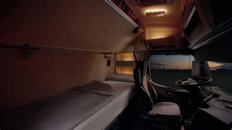 Zdjęcie przedstawiające wnętrze kabiny Mercedes-Benz Actros MP3, skupiające się na ergonomii i wygodzie kierowcy