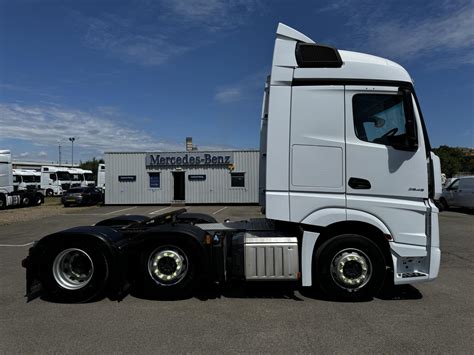 Zdjęcie kabiny Mercedes-Benz Actros StreamSpace z płaską podłogą, prezentujące przestronność wnętrza