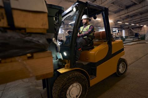 zdjęcie operatora wózka widłowego w trakcie szkolenia praktycznego