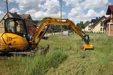 Zdjęcie przedstawiające ramię minikoparki z widocznym siłownikiem