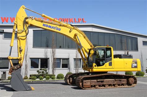 Widok na gąsienice koparki Komatsu PC 350 LC