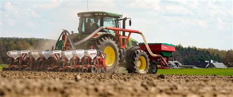 Infografika przedstawiająca globalny zasięg dystrybucji maszyn rolniczych AGRO-MASZ