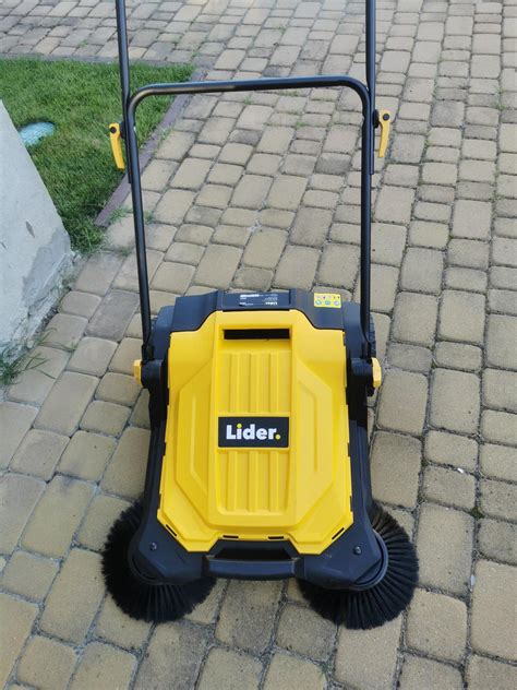 Zamiatarka Lider HDZ60ZH podczas pracy na chodniku