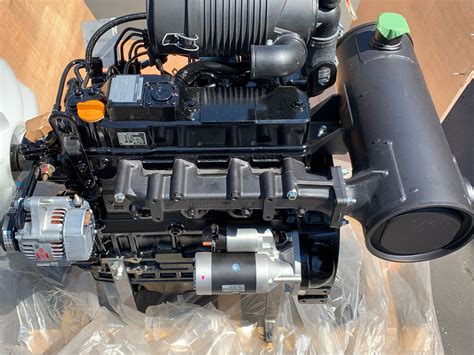 Zdjęcie mechanika przygotowującego silnik Yanmar 4TNV88 do naprawy