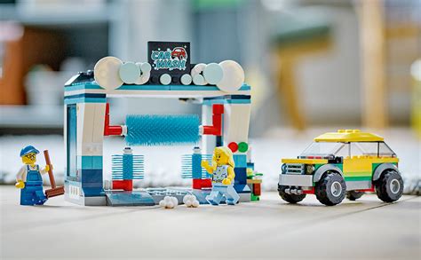 Zestaw LEGO City Myjnia samochodowa z obrotowymi szczotkami i samochodem