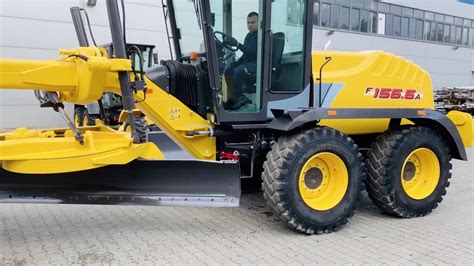 Równiarka New Holland F156.7A w pracy z lemieszem środkowym