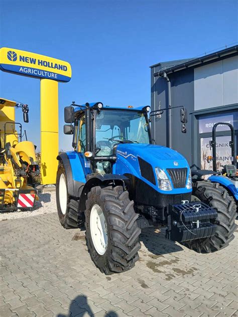 Przestronna kabina operatora równiarki New Holland z panoramiczną widocznością