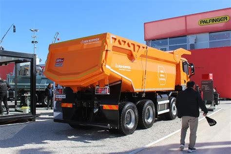 Zdjęcie z targów Bauma z widocznymi naczepami wywrotkami i cysternami