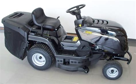 Traktorek ogrodowy Alpina BT 84 z koszem na trawę w akcji
