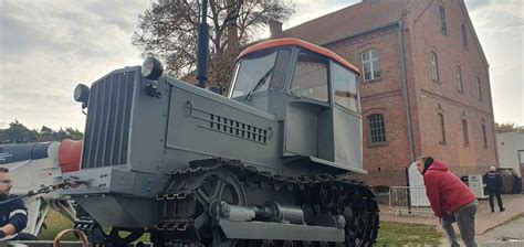 Zdjęcie odrestaurowanego ciągnika Mazur D-50 w muzeum w Szreniawie