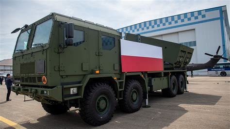 Zdjęcie ładowarki zasięrzutnej ŁM-50 zbudowanej na podwoziu Mazura