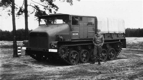 Zdjęcie ciągnika artyleryjskiego Mazur D-350 holującego haubicę