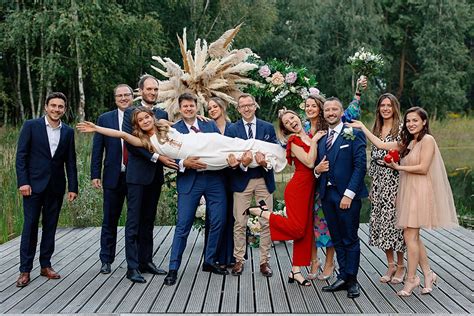 Zdjęcie grupowe różnych wersji ciągnika Mazur w kolekcji muzealnej